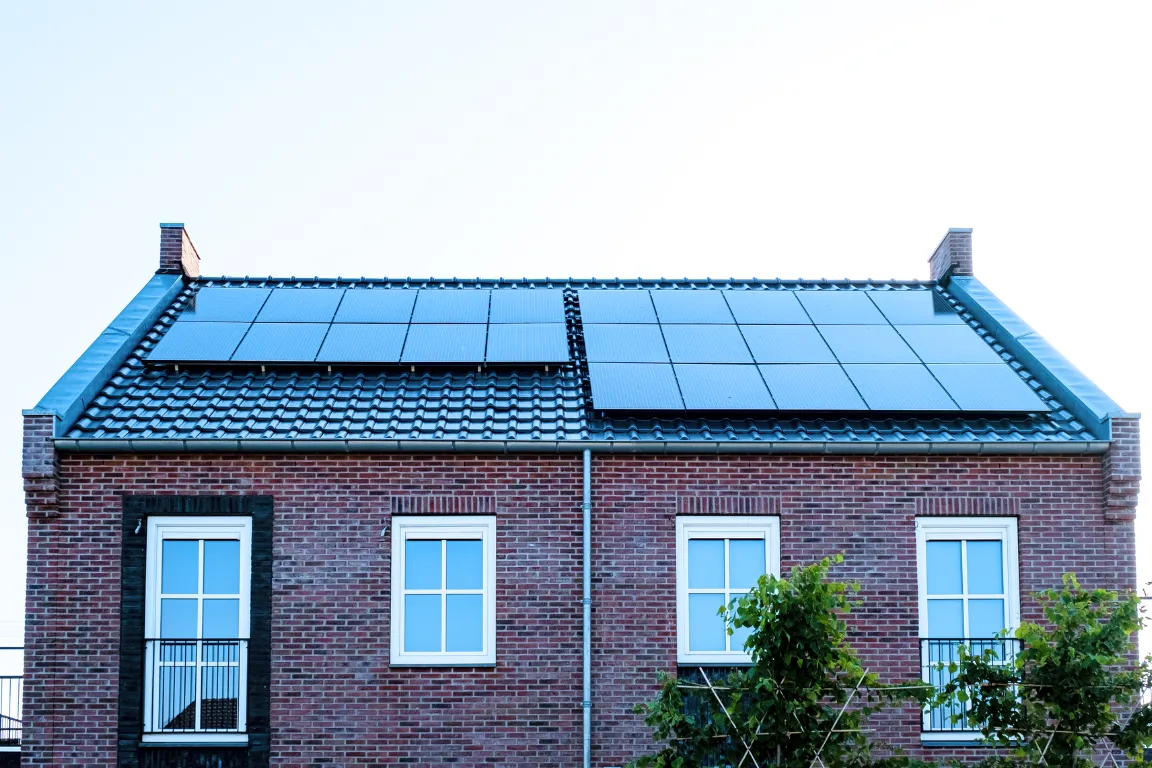 Een dak gevuld met zonnepanelen van Solar Power Systems op een klassieke woning.