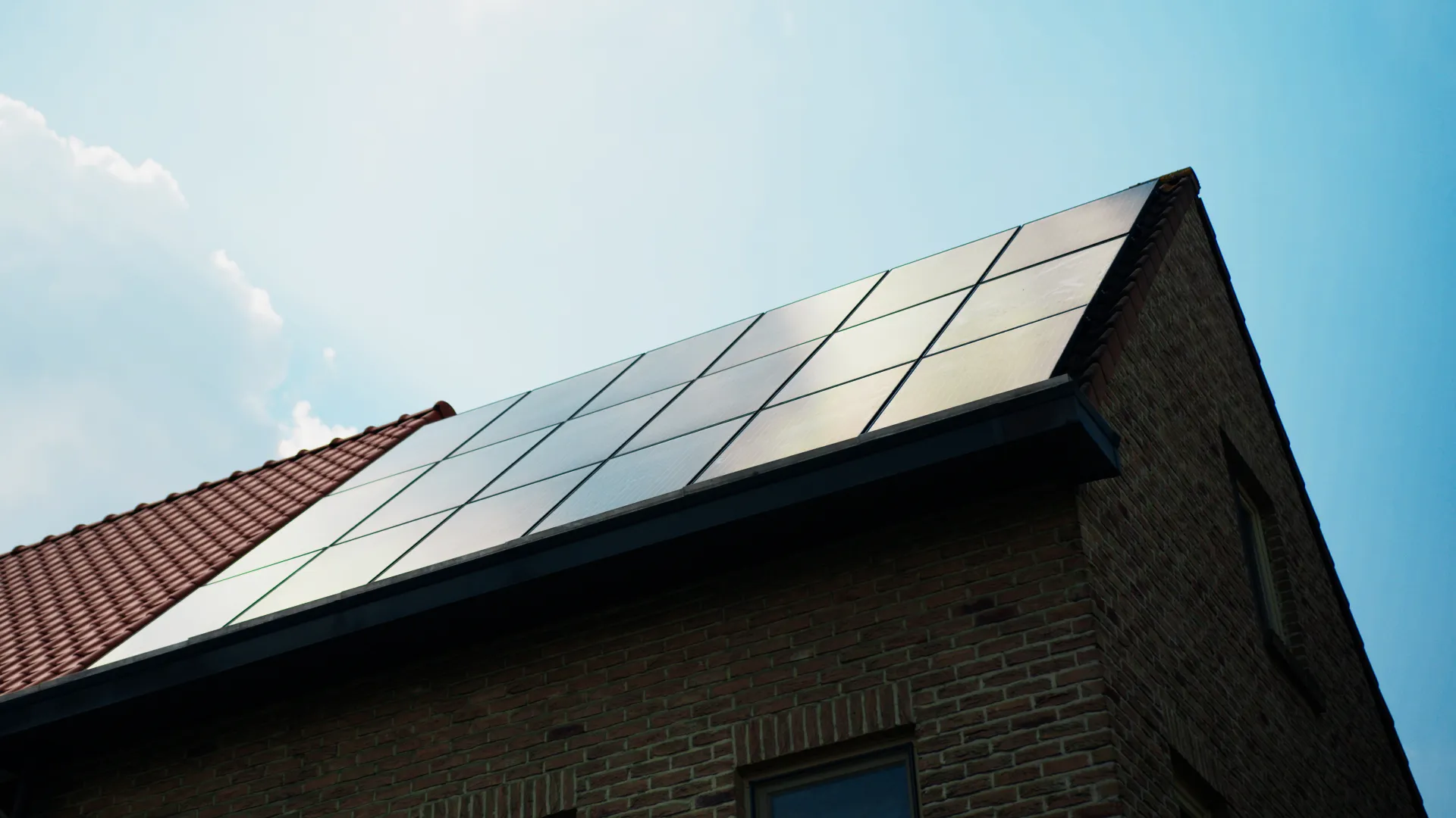 Een dak gevuld met zonnepanelen van Solar Power Systems op halfopen bebouwing.