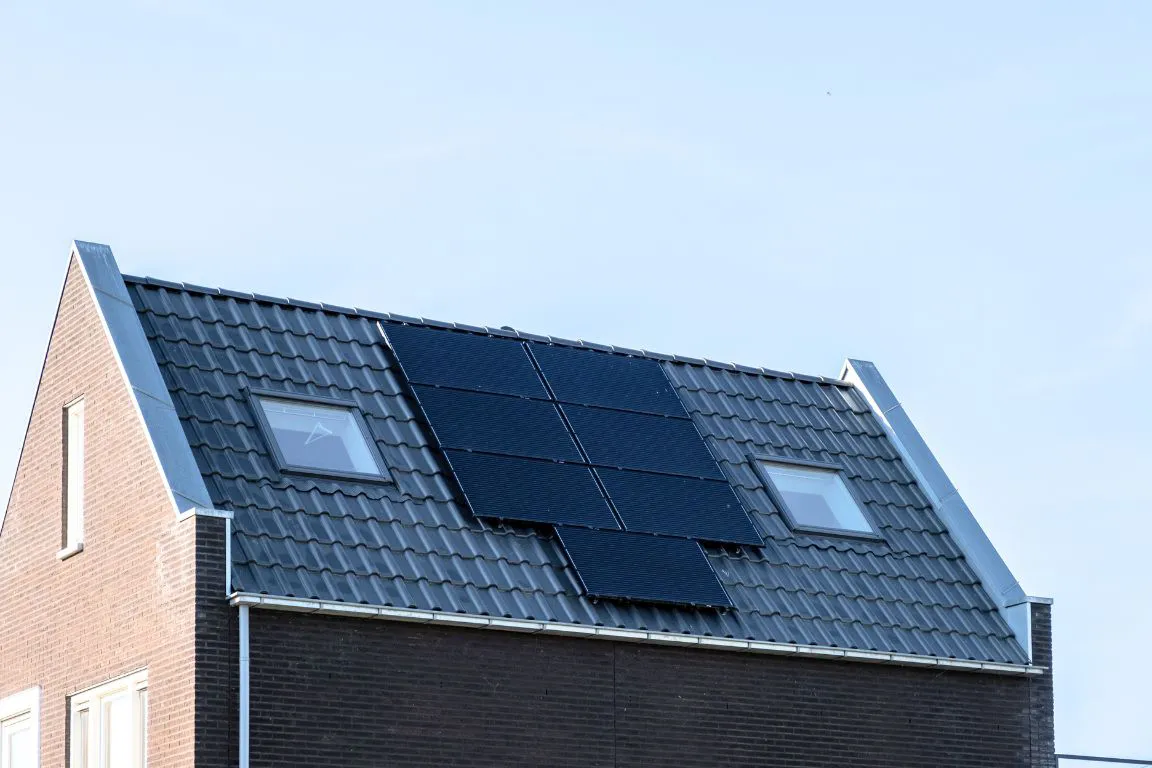 Een schuin dak gevuld met zonnepanelen van Solar Power Systems.