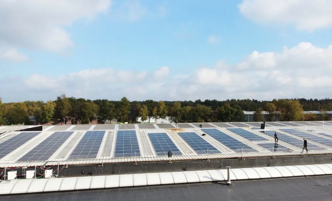 Een dak van een loods en bedrijf gevuld met zonnepanelen van Solar Power Systems.