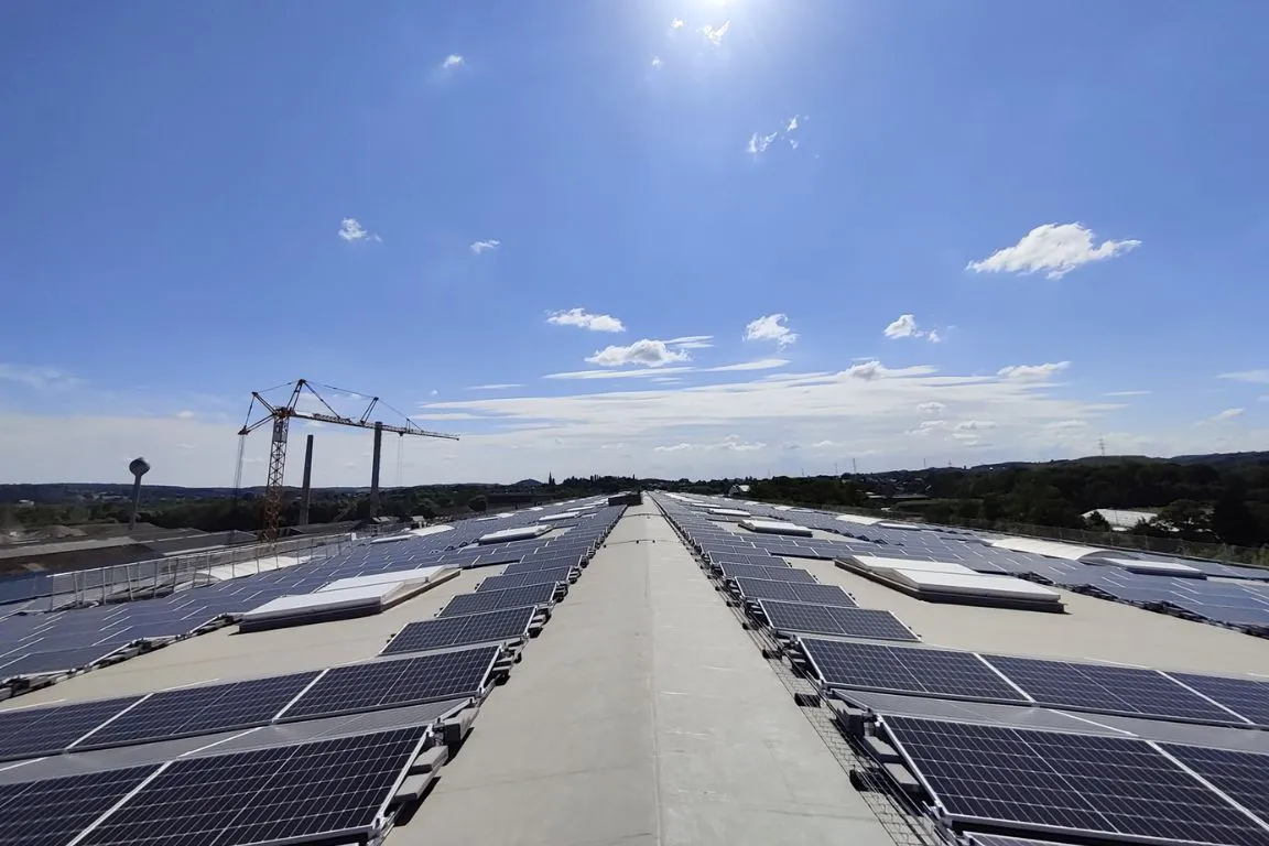 Een dak van een loods en bedrijf gevuld met zonnepanelen van Solar Power Systems.