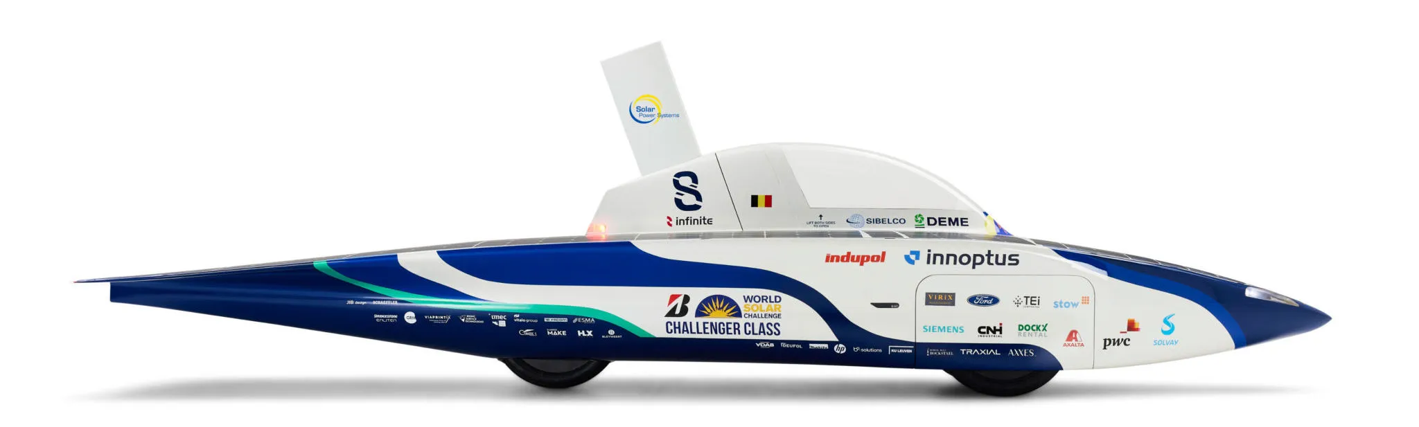 Een zonnewagen van Innoptus Solar Team met het logo van Solar Power Systems.