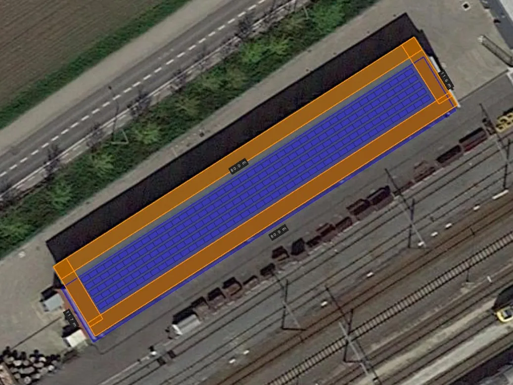 Het dak van een loods van Infrabel in Kortrijk gevuld met zonnepanelen van Solar Power Systems.