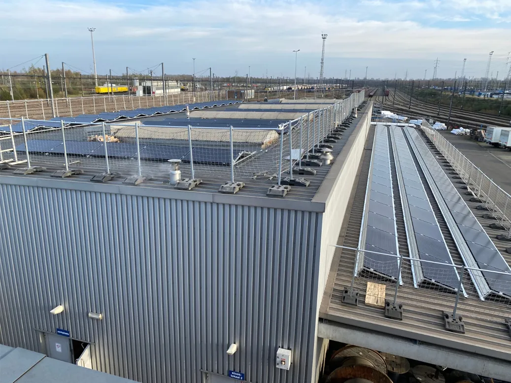 Het dak van een loods van Infrabel in Antwerpen gevuld met zonnepanelen van Solar Power Systems.