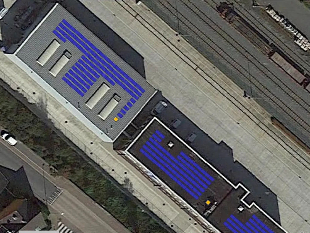 Het dak van een loods van Infrabel in Denderleeuw gevuld met zonnepanelen van Solar Power Systems.