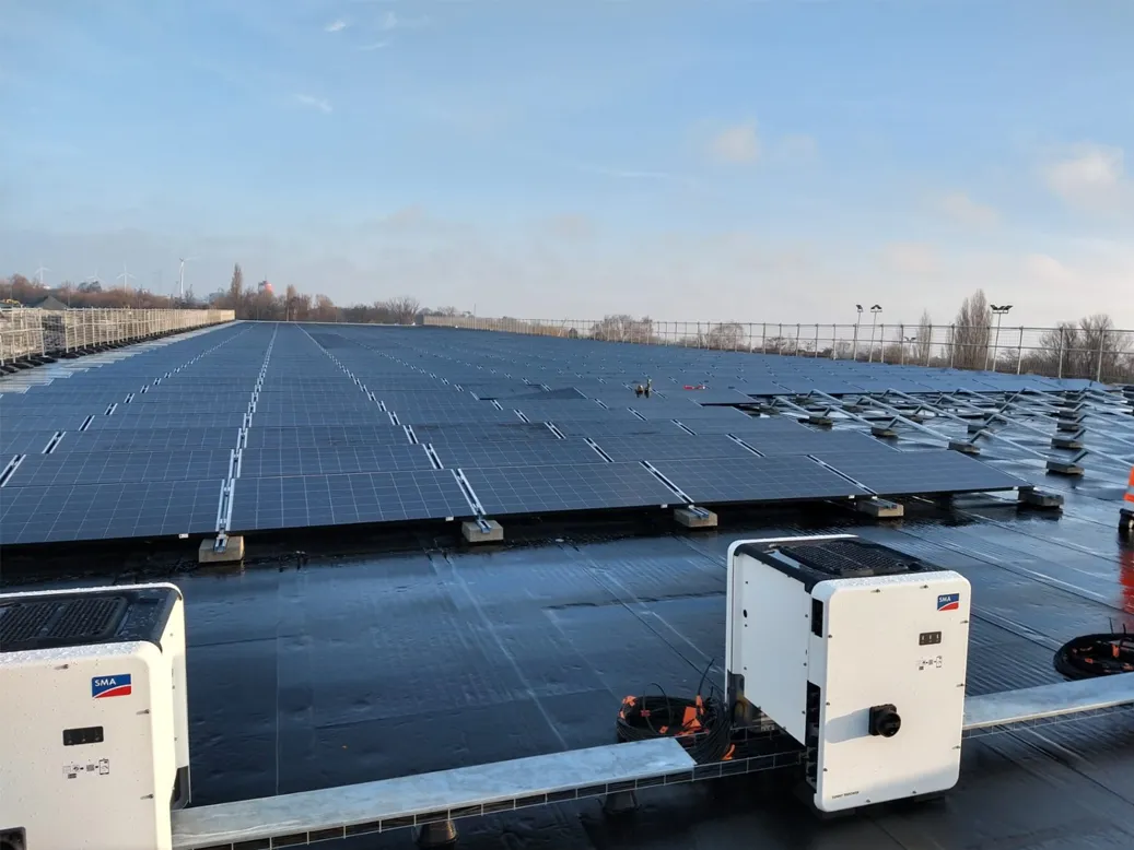 Het dak van een loods van Infrabel in Gent gevuld met zonnepanelen van Solar Power Systems.