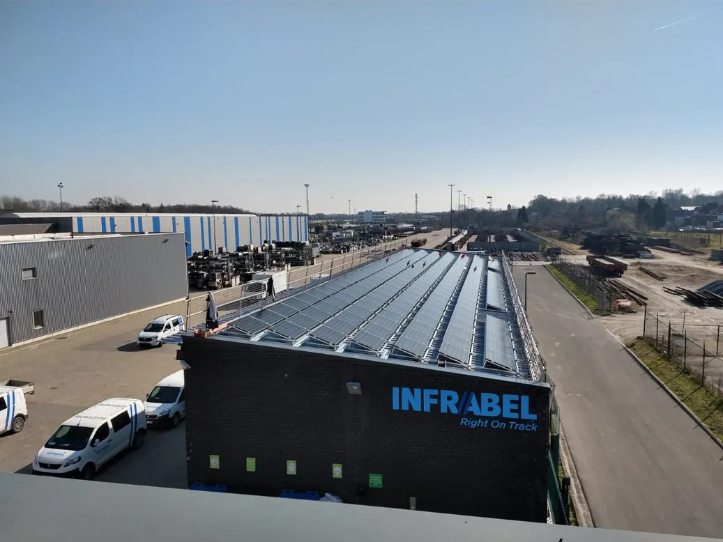 Het dak van een loods van Infrabel in Muizen gevuld met zonnepanelen van Solar Power Systems.