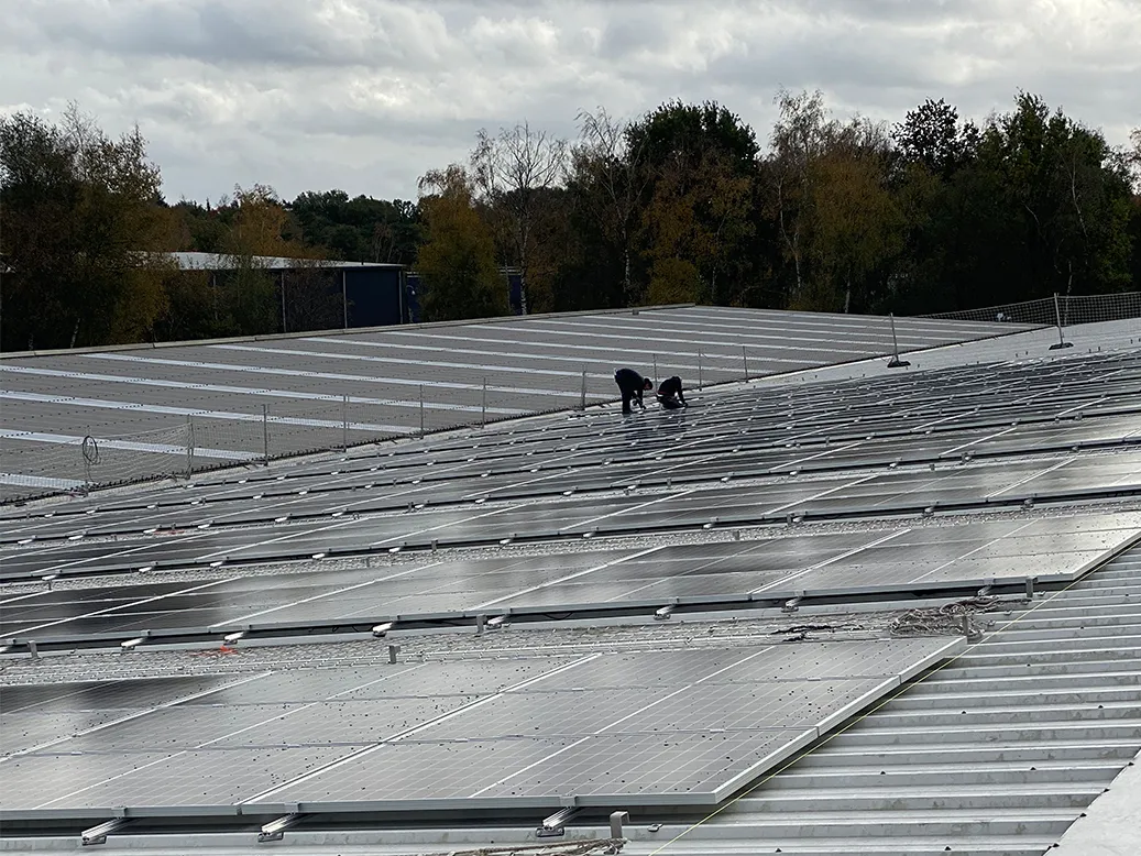 Het dak van een loods van Vermeiren NV gevuld met zonnepanelen van Solar Power Systems.