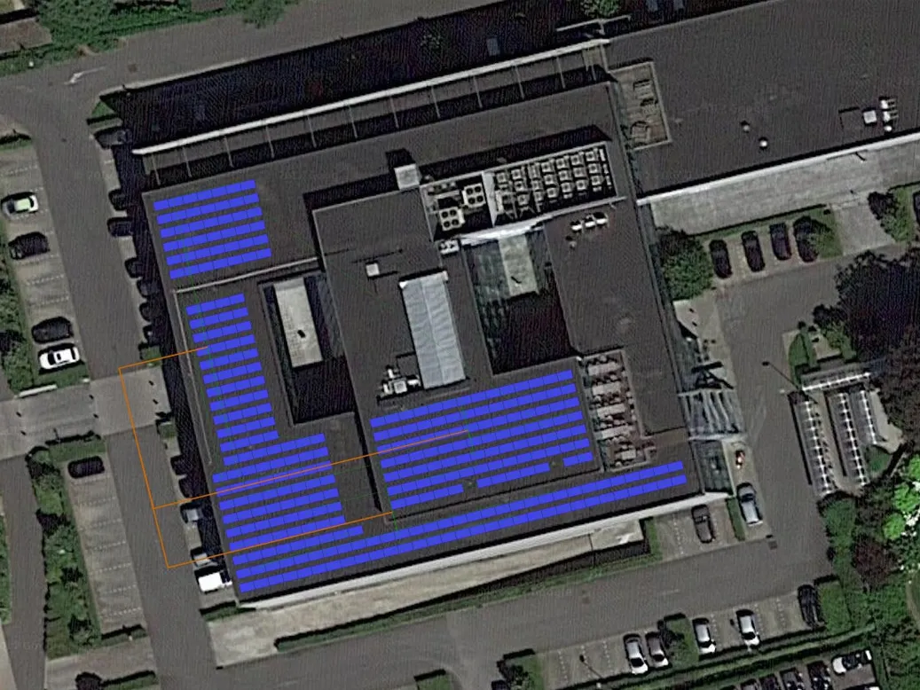 Het dak van een loods van Onafhankelijk Ziekenfonds gevuld met zonnepanelen van Solar Power Systems.