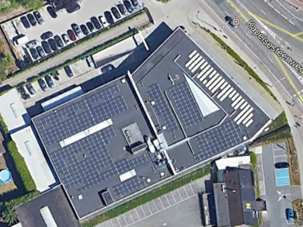 Het dak van een loods van BMW Jorssen gevuld met zonnepanelen van Solar Power Systems.