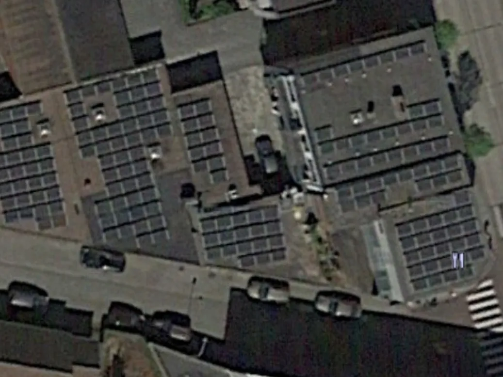 Het dak van een loods van Beenhouwerij Brocantus gevuld met zonnepanelen van Solar Power Systems.