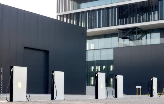Een reeks laadpalen van Solar Power Systems op een parking van een bedrijf.